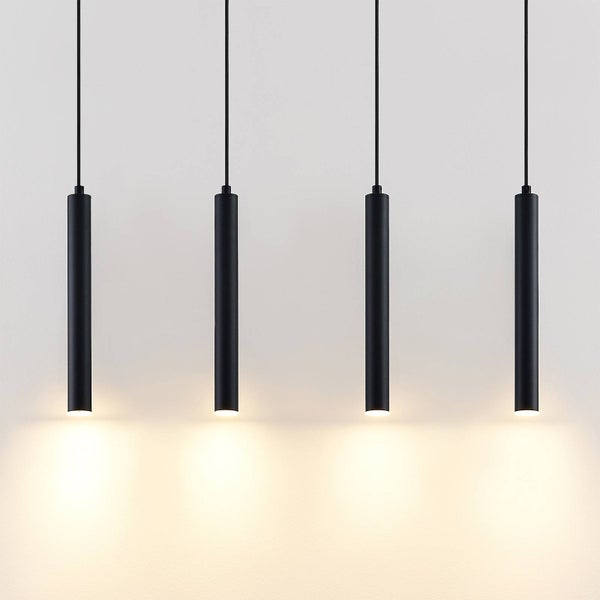 Vierflammige Pendelleuchte in Schwarz mit schmalen, zylindrischen Schirmstangen und warmweißem Lichtaustritt nach unten.