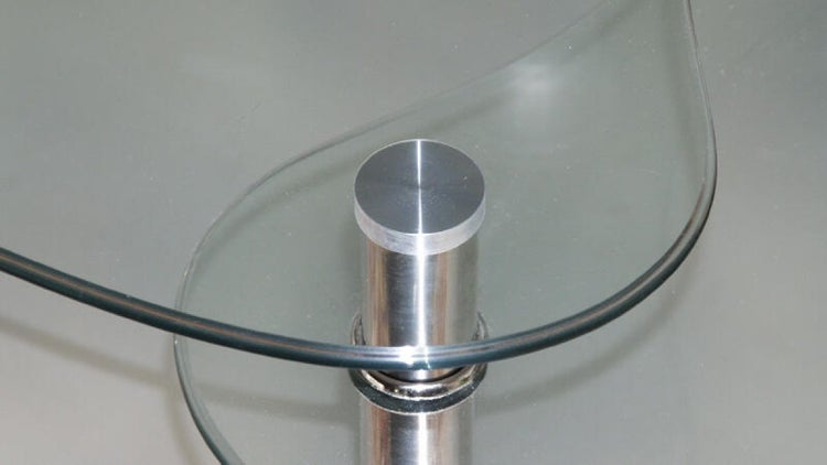 Detailansicht einer Tischplatte aus Glas mit Metallsäule