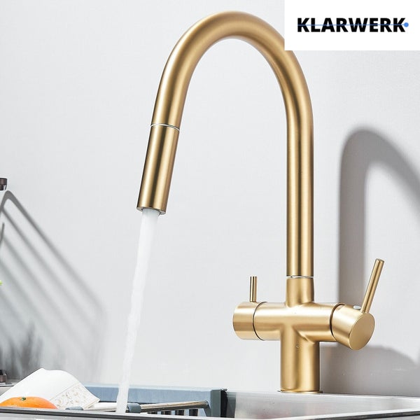Küchenarmatur in Goldoptik mit hohem Bogenauslauf, ausziehbarer Brause, zwei Hebeln und fließendem Wasser. Klarwerk Logo.