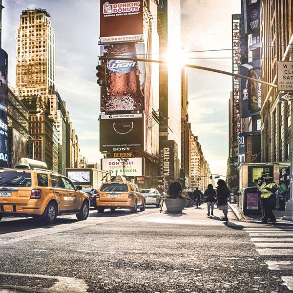 Straßenszene in New York mit Taxen, Fußgängern und Werbetafeln