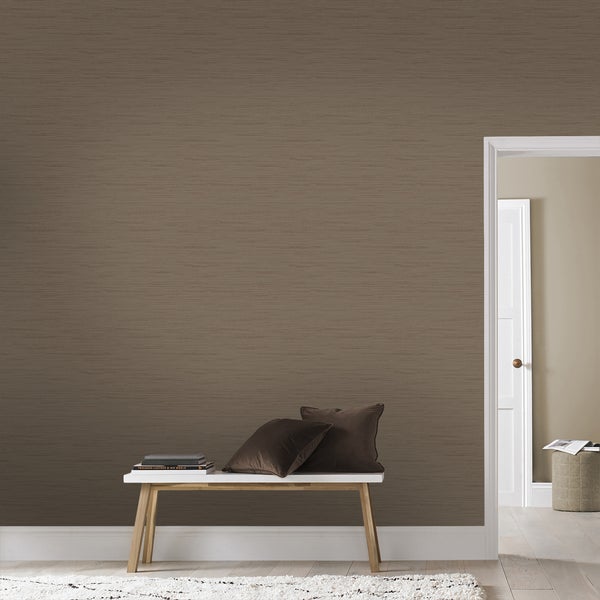Strukturierte braune Tapete in einem Raum mit weißer Bank, braunen Kissen und weißem Türrahmen.