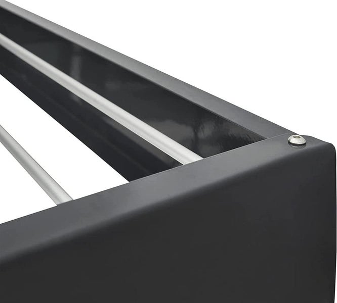 Detailansicht eines Metallhochbeets mit Schraube und Stange