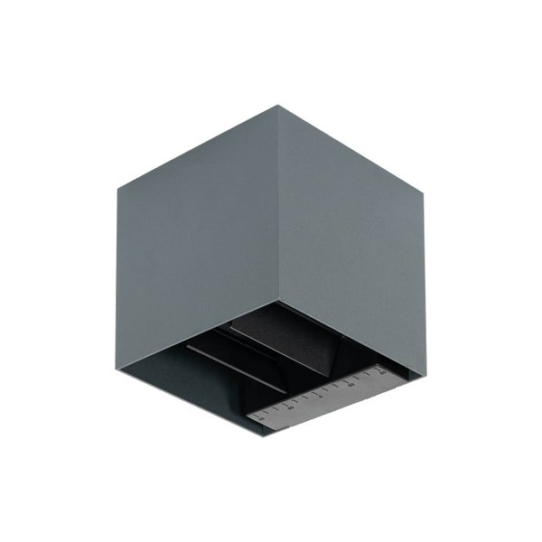 Quadratische anthrazitfarbene Außenwandleuchte in Würfelform aus Metall mit verstellbarem Lichtaustritt.