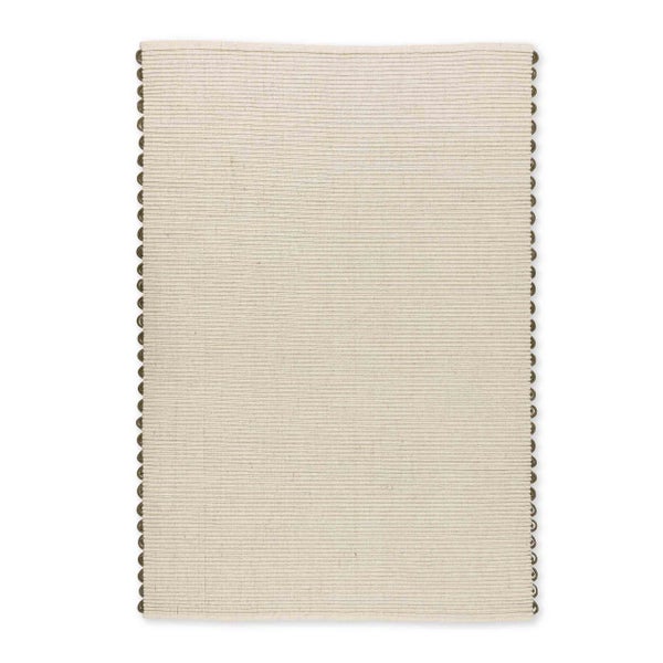 Gewebter Teppich mit horizontaler Rippenstruktur und verzierten Bogenkanten an den Längsseiten.