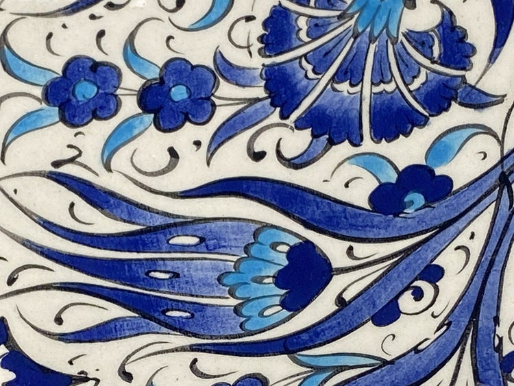 Detailaufnahme eines floralen Musters auf Keramik