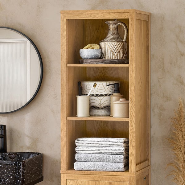 Badezimmer Szene mit Holzregal, Handtüchern und dekorativen Accessoires