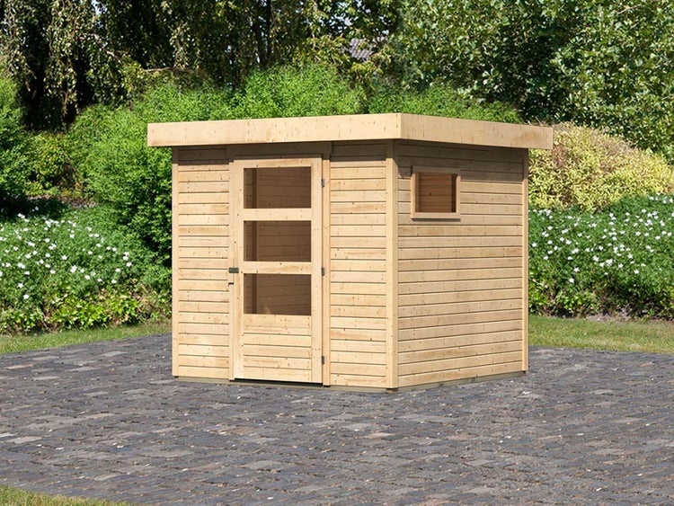 Modernes Gartenhaus aus Holz mit Flachdach, Tür mit Lichtausschnitten und Fenster auf gepflasterter Fläche im Garten.