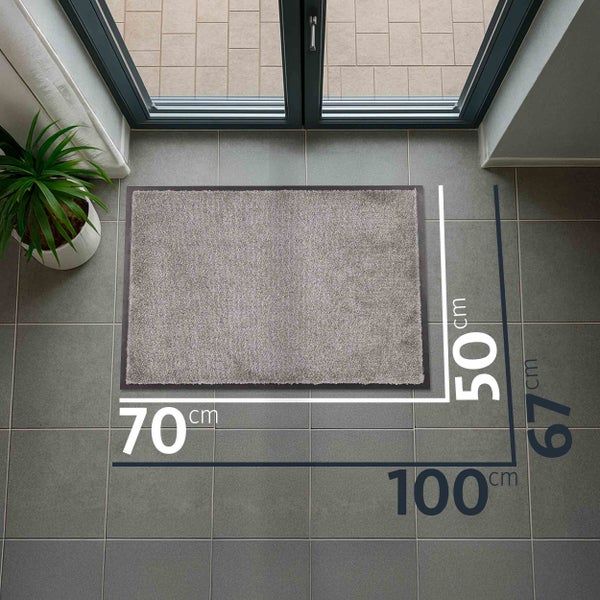 Fußmatte mit den Maßen 70 mal 50 Zentimeter vor einer Tür