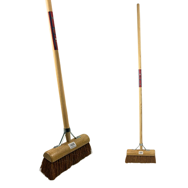 Holzbürste mit Pflanzenfaserborsten und Holzstiel