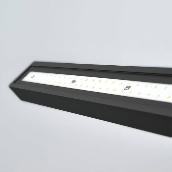 Moderne lineare LED-Leuchte mit dunklem Metallgehäuse und sichtbaren LED-Chips.