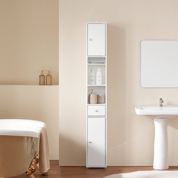 Badezimmer mit Badewanne, Waschbecken und einem schmalen, weißen Badschrank mit Schubladen und Regalen