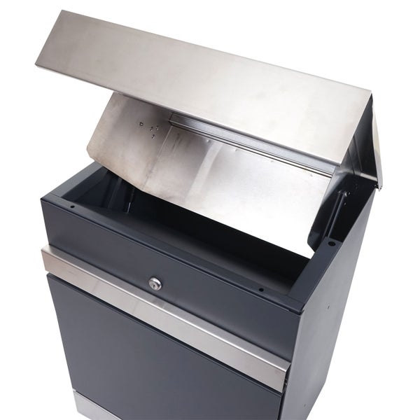 Geöffneter Briefkasten für den Außenbereich