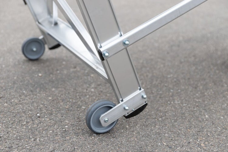 PROREGAL Arbeitspodest Fahrbar Stufenbreite 80cm 3 Stufen Aluminium Geriffelt Rutschfeste Kunststoffschuhe