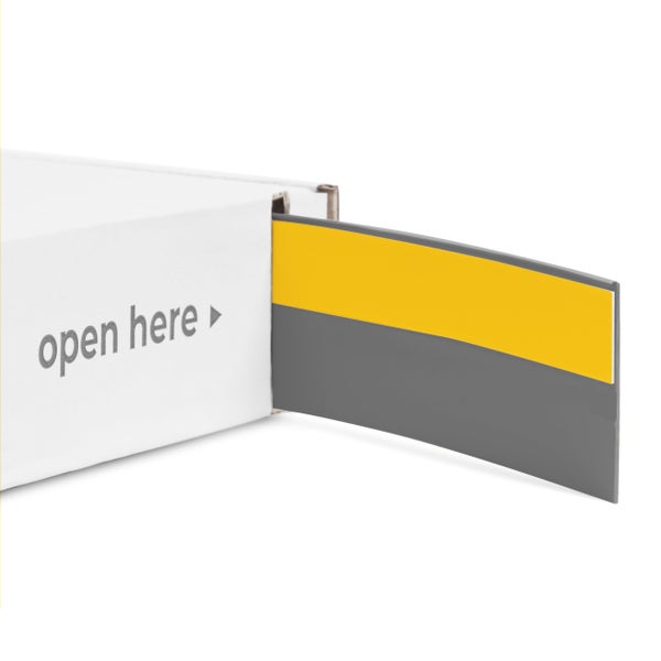 Eine flache, zweifarbige Kunststoffdichtung oder Abdeckleiste, die aus einer Verpackung mit Aufschrift open here herausgezogen wird.