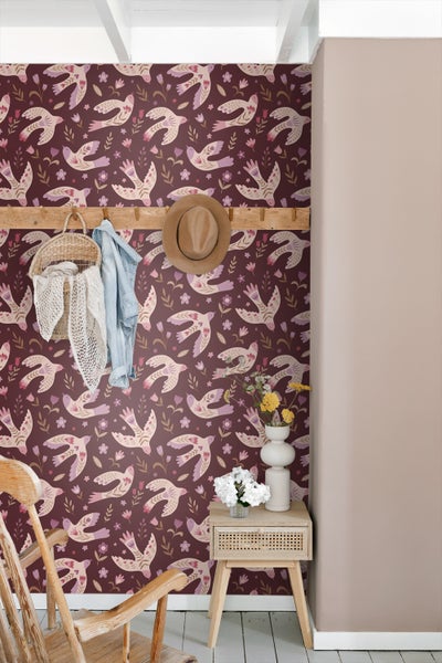 Eingangsbereich mit Vogelmuster-Tapete, Holzgarderobe, Hocker, Beistelltisch und Dekorationen für ein gemütliches Ambiente.