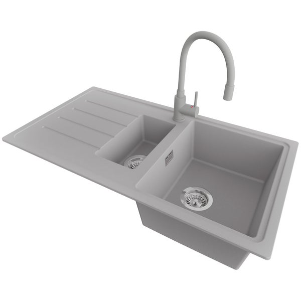 Graue Einbauspüle aus Granit-Verbundwerkstoff mit anderthalb Becken, Abtropffläche und hoher Küchenarmatur.