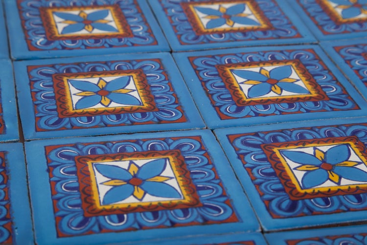 Nahaufnahme von quadratischen Fliesen mit Blumendesign