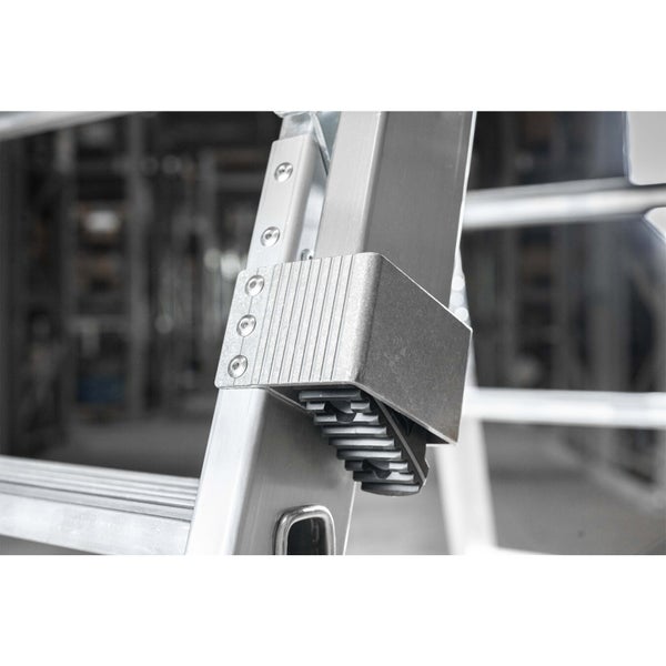 Detailansicht einer Aluminiumleiter mit Fußverlängerung.