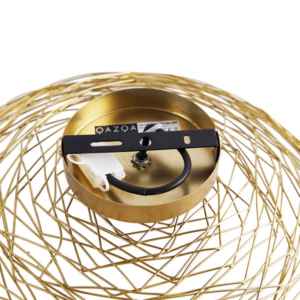 Detailansicht einer goldenen Draht-Hängeleuchte mit schwarzer Aufhängung