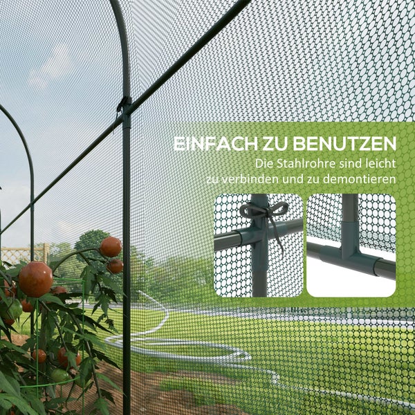 Holzbank mit verschiedenen Zierkissen auf einem Teppich