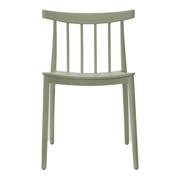 Seitenansicht eines salbeigrünen Gartenstuhls aus Kunststoff in modernem, minimalistischem Design mit Kreuzrückenlehne.