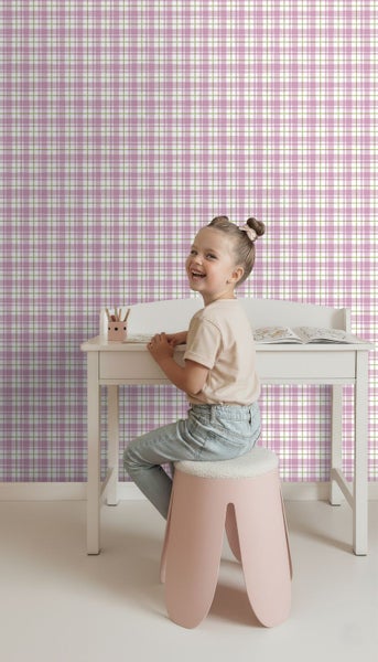 Kinderzimmer mit rosa karierter Tapete, Schreibtisch und Kind