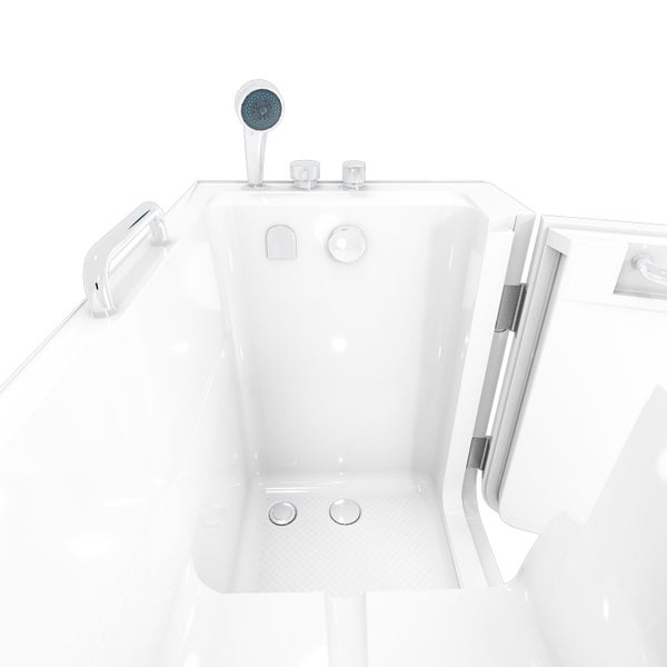 Begehbare Badewanne mit Handbrause und geöffneter Tür.