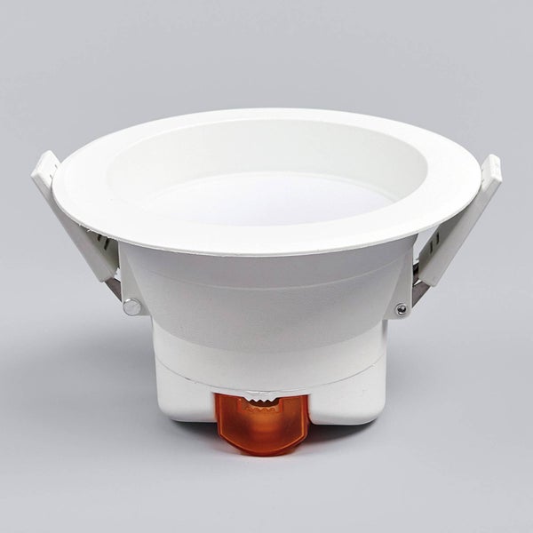 Runder LED-Einbaustrahler in Weiß mit seitlichen Montageklemmen für die Deckenmontage.