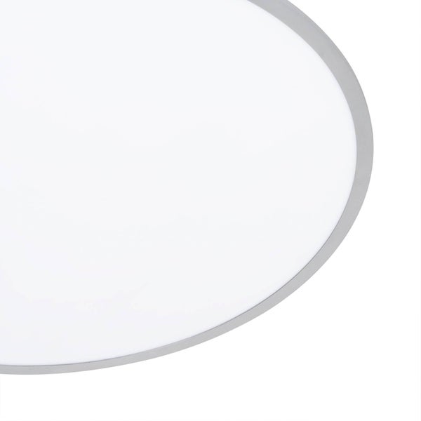 Runde flache LED-Deckenleuchte mit silbernem Rand und weißem Schirm.