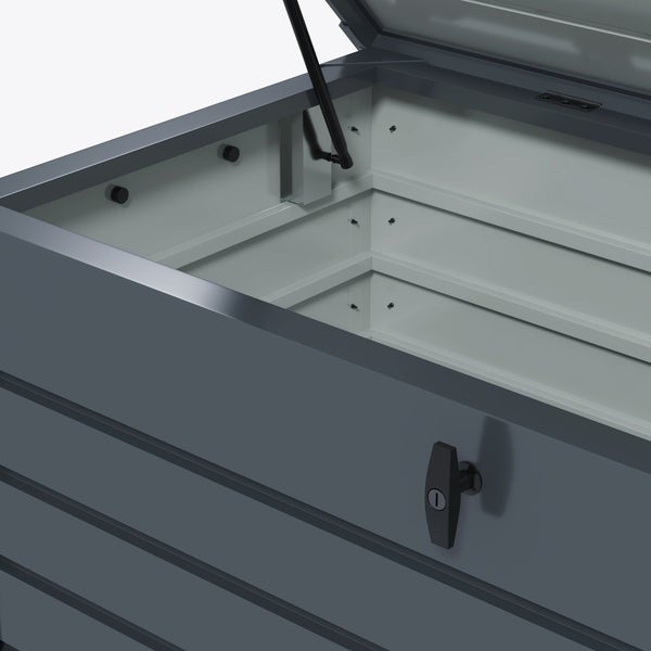Detailansicht einer Metall-Gartenbox mit geöffnetem Deckel, Gasdruckfeder und integriertem Zylinderschloss.