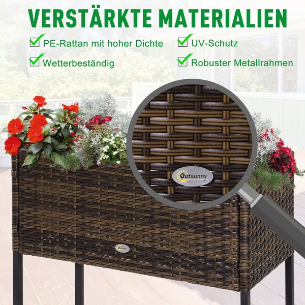 Spüle mit Armatur, Schneidebrett, Abtropfgestell, Zitruspresse, Gläsern und einer Karaffe auf einer Küchentheke.