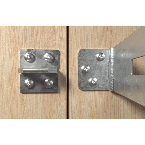 Metalltürband mit Schrauben an einer Holztür