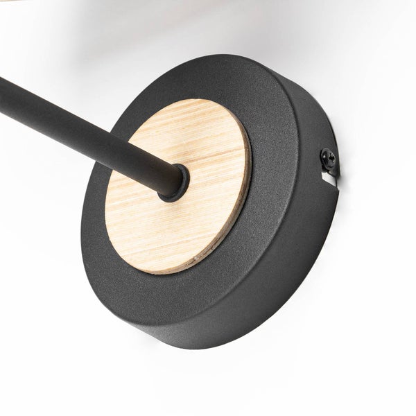 Detailaufnahme einer Wandleuchte aus Metall und Holz