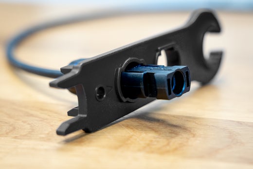 Steckverbinder mit Kabel und Montagehilfe