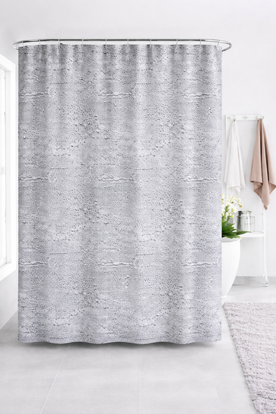 Duschvorhang mit Wassertropfenmuster im Badezimmer.