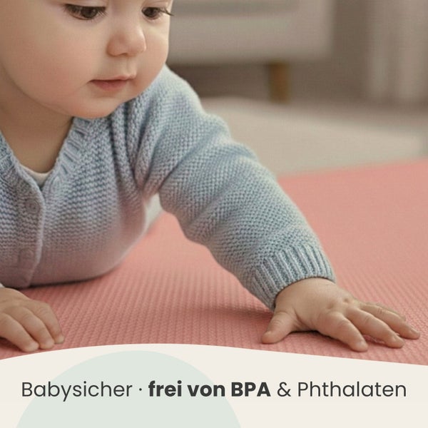 Baby auf strukturierter Spielmatte. Sicher für Babys, frei von Bisphenol A und Phthalaten.