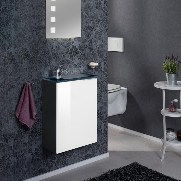 Modernes Badezimmer mit Waschbeckenunterschrank, Spiegel und Toilette