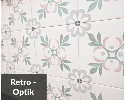 Fliesenwand mit floralem Retromuster