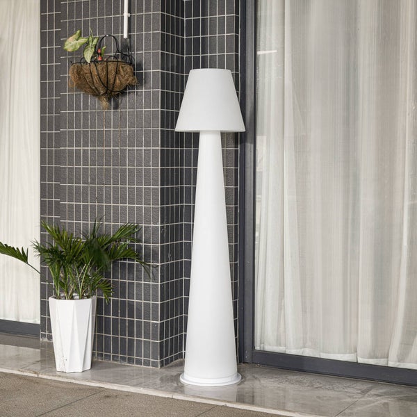 Weiße konische Außenstehleuchte auf einer Terrasse neben einer Topfpflanze und einer Glasfront mit Vorhängen.