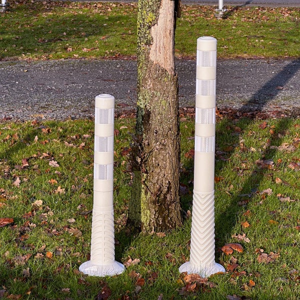 UvV flexible Absperrpfosten Poller weiß + weiß reflektierende Folie, selbstaufrichtend inkl. Befestigung 100cm (2 Stück)