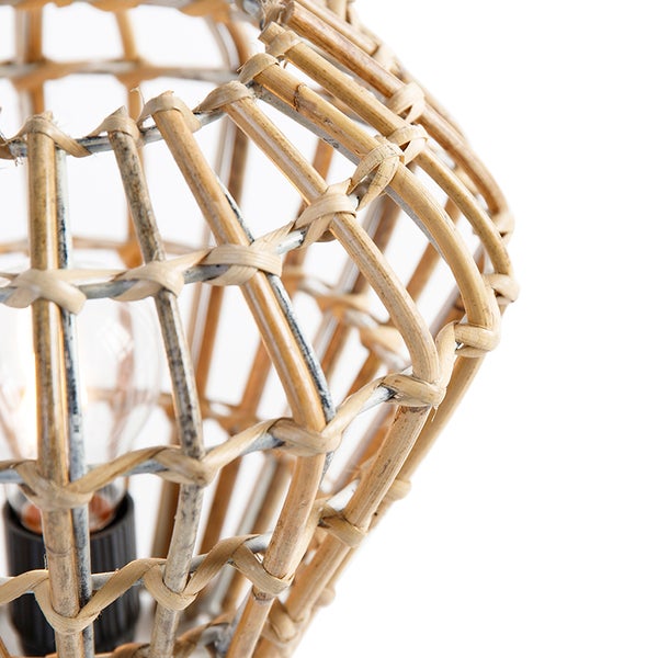 Nahaufnahme einer Deckenleuchte aus Rattan.