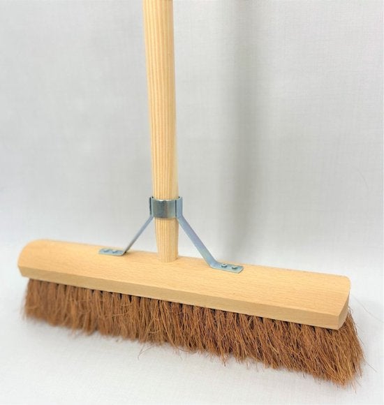 Holzbürste mit Kokosfaserborsten und Holzstiel