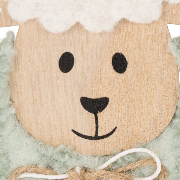 Dekoratives Schaf aus Holz und Plüsch als Osterdekoration