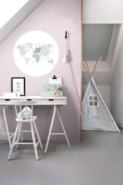 Helles Kinderzimmer mit Schreibtisch, Stuhl, Weltkarte und Spielzelt