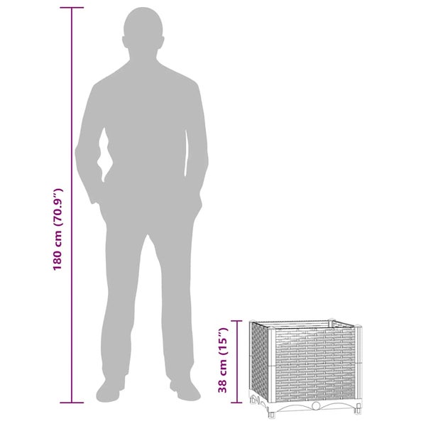 Größenvergleich eines quadratischen Pflanzkastens in Rattan-Optik mit 38 Zentimetern Höhe neben einer 180 Zentimeter großen Person.