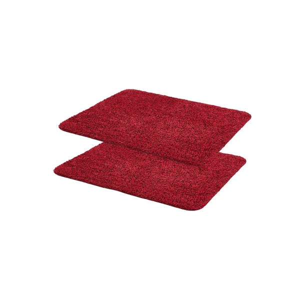 Zwei rote Badteppiche