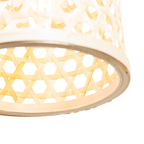 Detailansicht eines Lampenschirms aus Bambusgeflecht