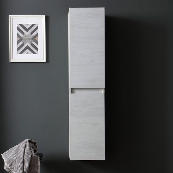 Ein hängender Badezimmerschrank mit zwei Türen in Holzoptik vor einer dunklen Wand mit einem gerahmten Bild und einem Textiltuch.