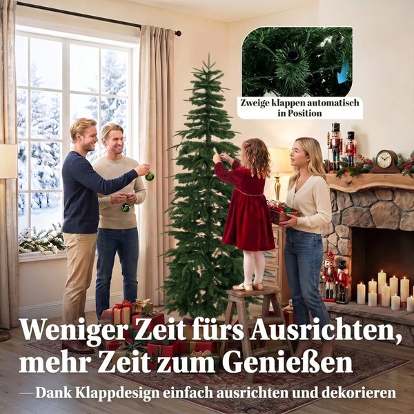Familie schmückt einen künstlichen Weihnachtsbaum mit Klappmechanismus in einem gemütlichen Wohnzimmer mit Kamin vor einem verschneiten Fenster.