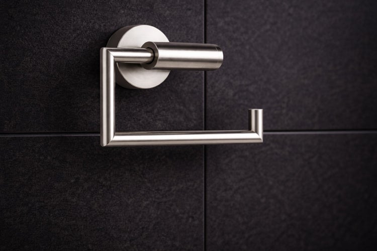 Wandmontierter Toilettenpapierhalter aus mattiertem Metall in modernem, eckigem Design.